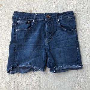 Mid wash cutoff shorts